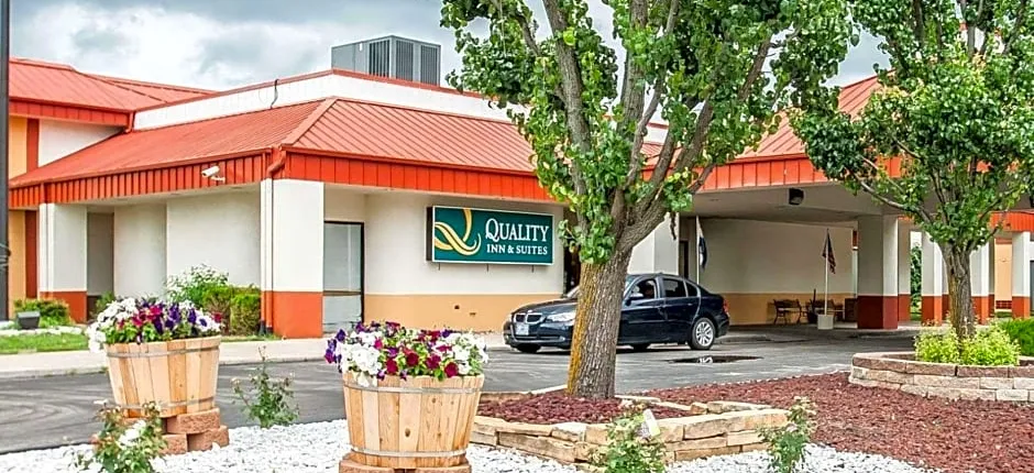 Quality Inn & Suites Kansas City I-435n Near Sports Complex