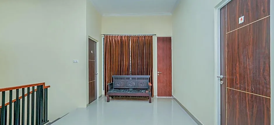 OYO 1957 Riverside Residence