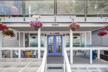 The Waterfront Gray on Alki Beach EXT Stay