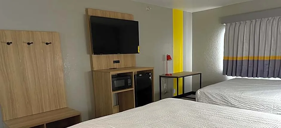 Super 8 by Wyndham Richfield/Cleveland