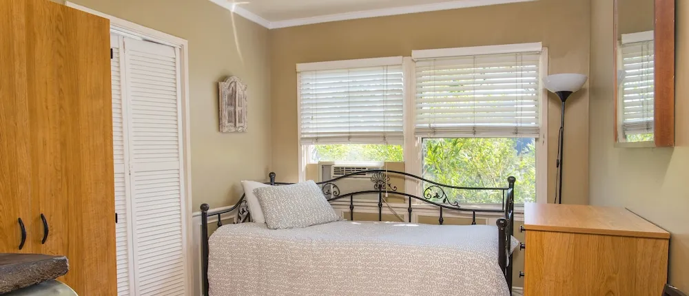 Hollywood Hills Suites