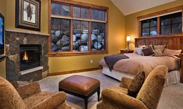 Black Bear Chalet 4 BedroomHoliday home by Moving Mountains