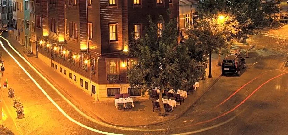 GLK PREMIER The Home Suites & Spa