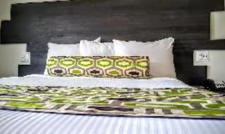 Glen Capri Inn & Suites