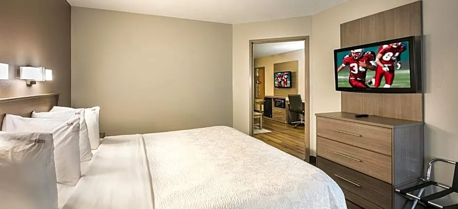 Red Roof PLUS+ Boston - Logan