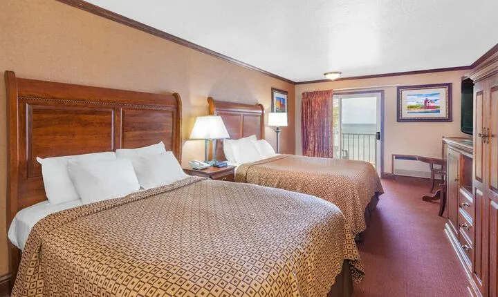 Ramada by Wyndham Mackinaw City Waterfront