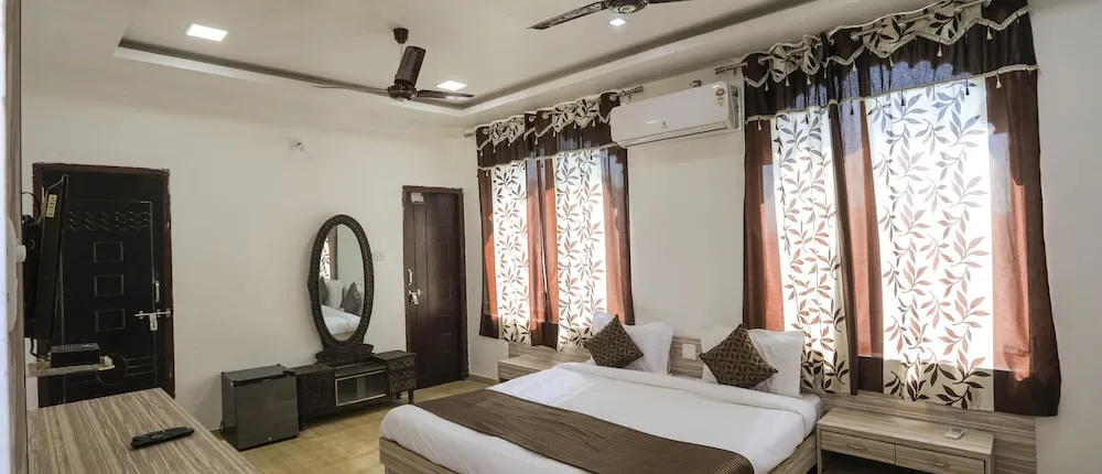 OYO 9760 Home Tej Vilas Near Celebration Mall