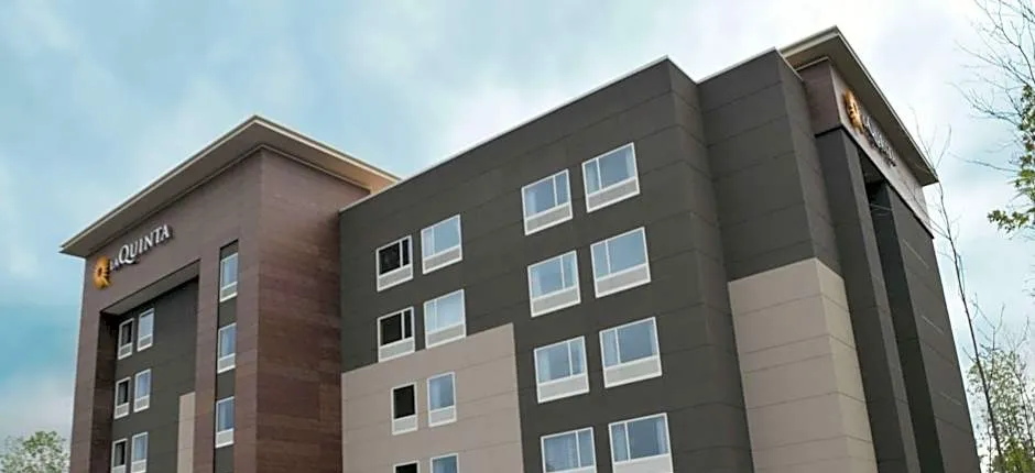 La Quinta Inn & Suites by Wyndham Buffalo Amherst