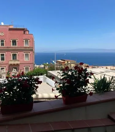Casa Archia ristrutturata con balcone vista mare