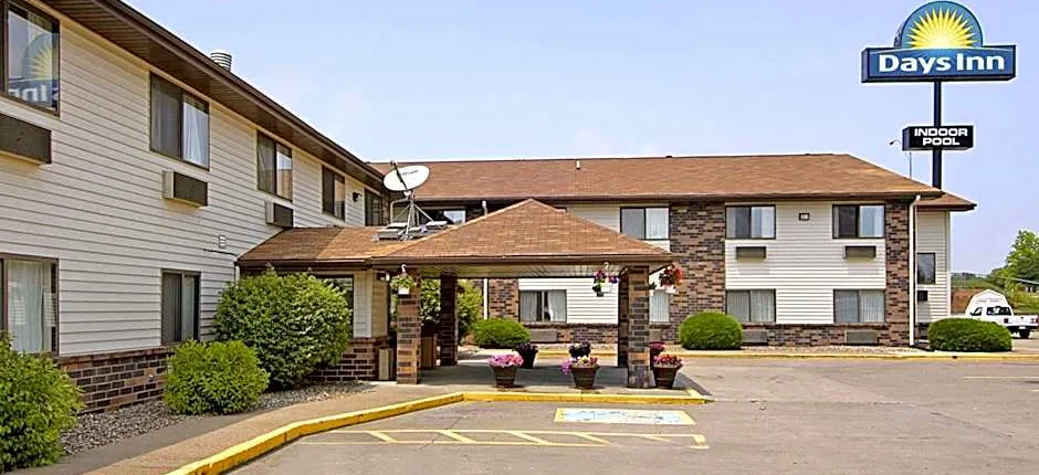 Days Inn & Suites by Wyndham Davenport East