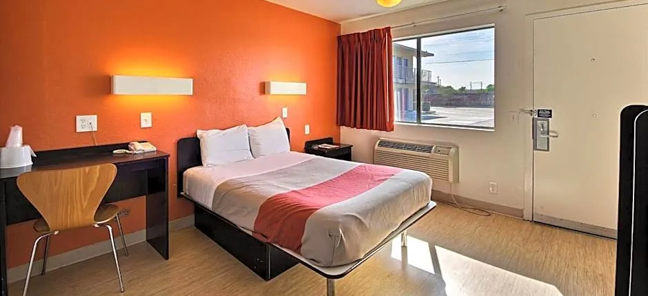 Motel 6 Laredo South