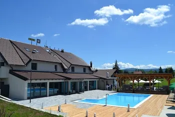 16 Lakes Hotel