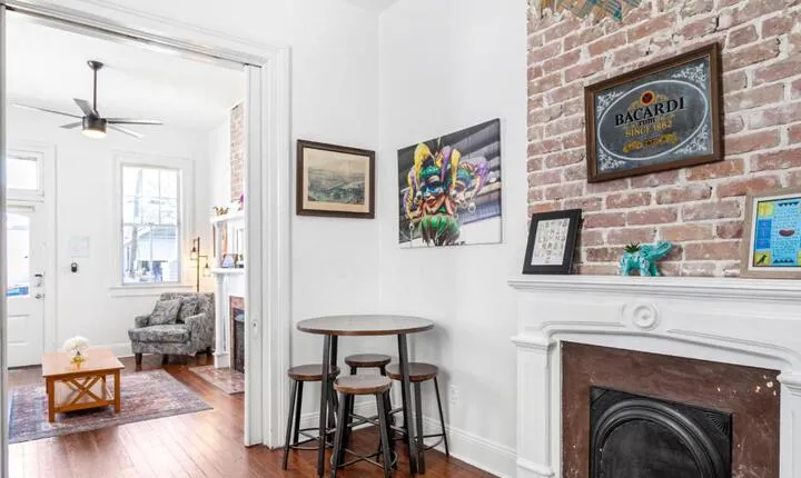 Private 2BR Condo in Uptown by Hosteeva