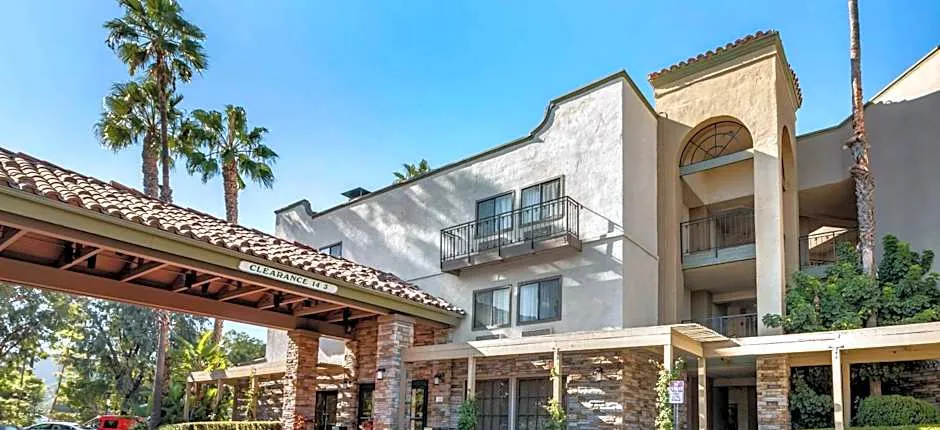 Comfort Inn & Suites Orange County John Wayne Airport