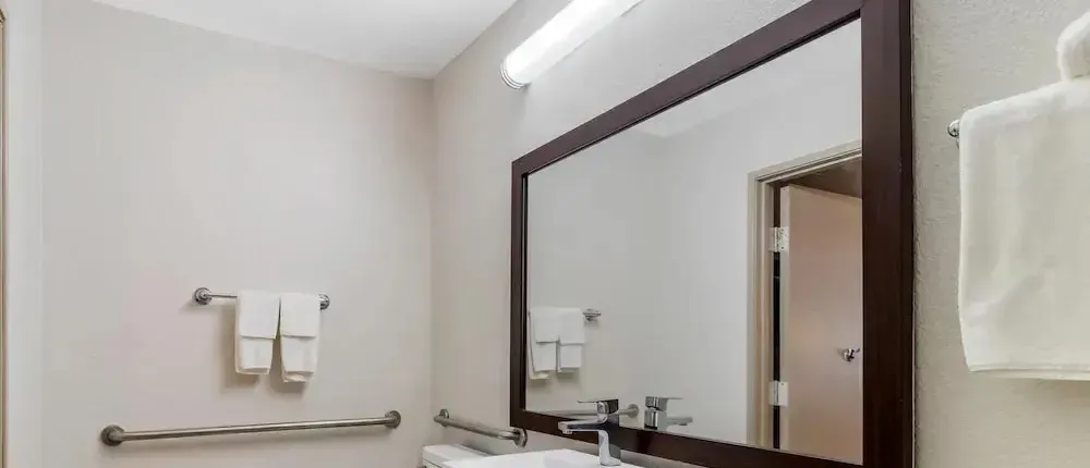 Red Roof Inn & Suites San Antonio – Fiesta Park