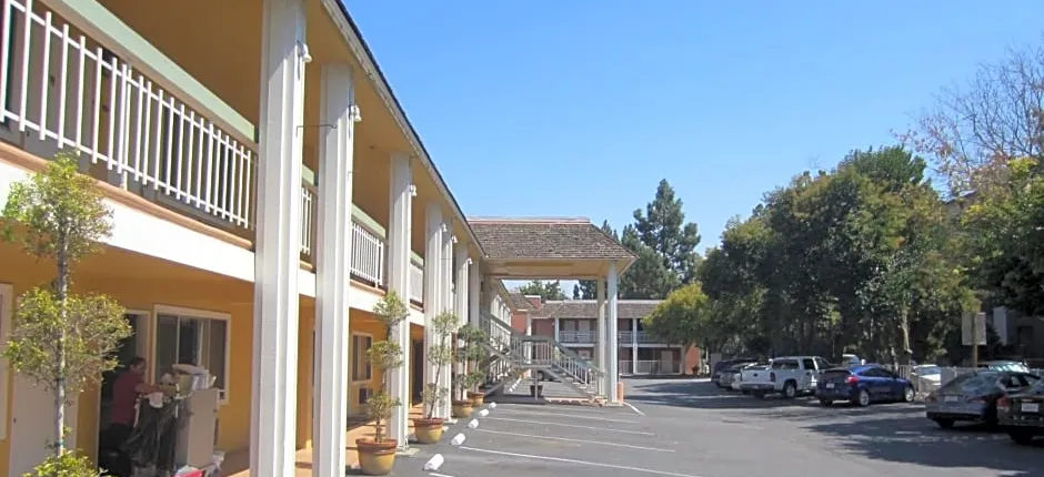 Caravelle Inn & Suites