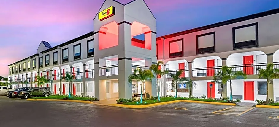 Super 8 by Wyndham Orlando Near Florida Mall