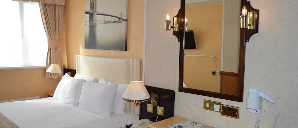 Holiday Villa Hotel And Suites