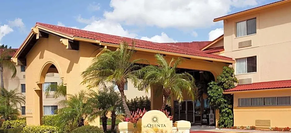 La Quinta Inn & Suites by Wyndham St. Pete-Clearwater Airport