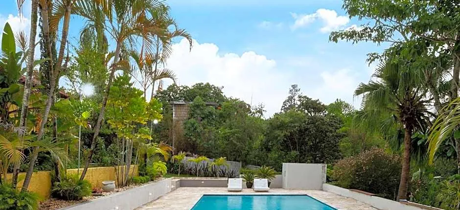 Piscina, jardim, area gourmet e vista arborizada