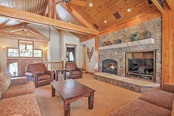 Luxury Breck Home: Book Now for Winter Vacation!