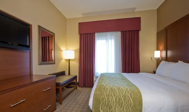 Russell Inn & Suites