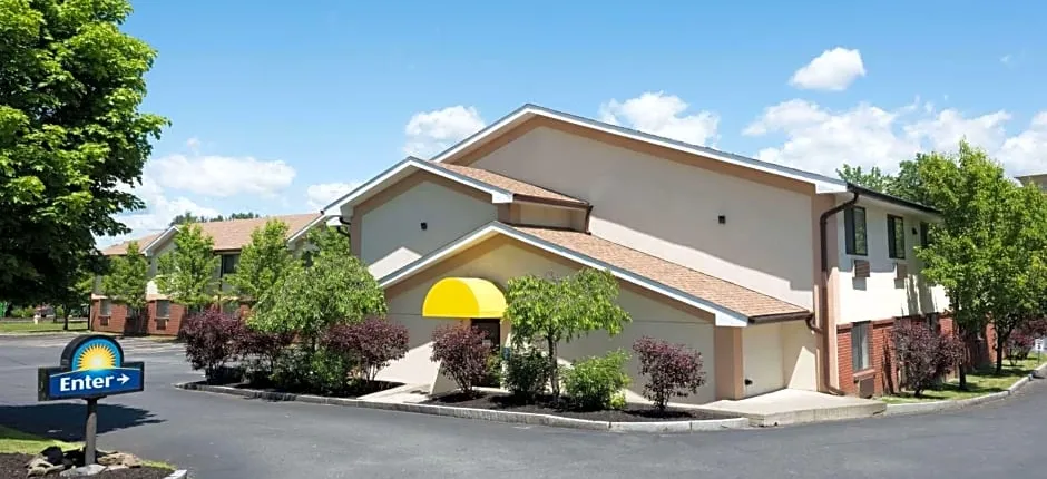 Days Inn by Wyndham Greenfield