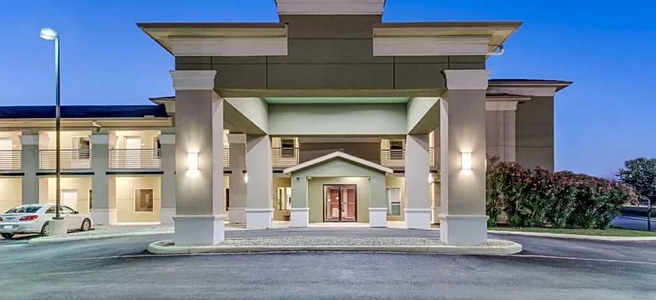 Super 8 by Wyndham Cotulla TX