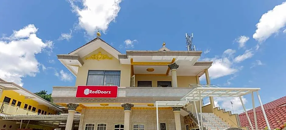RedDoorz Plus @ Villa Bontes Batu