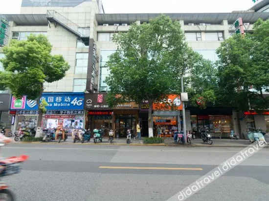 Ripple Hotel (Shanghai Hongqiao Railway Station National Exhibition Center Jinghua Road)
