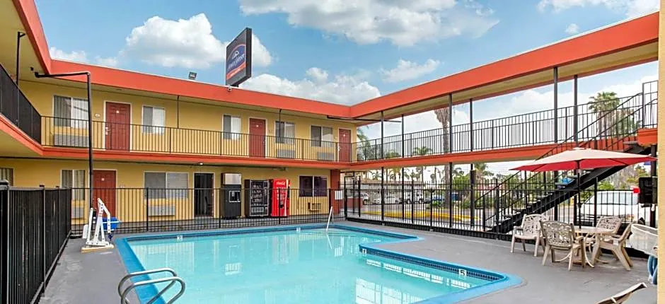 Howard Johnson Suites by Wyndham San Diego Chula Vista/BayFt