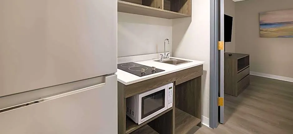 Suburban Studios Milwaukee Airport