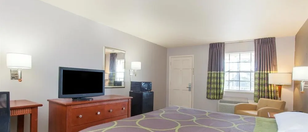 Super 8 By Wyndham Monroe West