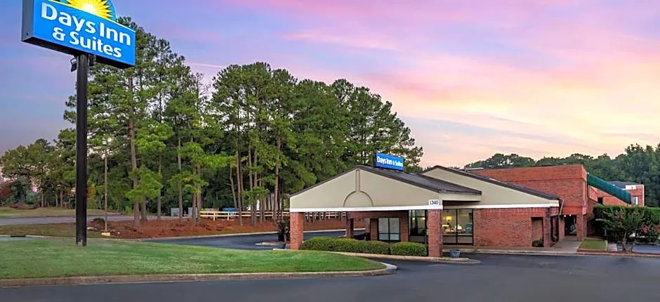 Days Inn & Suites by Wyndham Rocky Mount Golden East