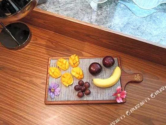 Heyi Zhishang Hotel (Shanghai Lujiazui Shangcheng Road Subway Station)