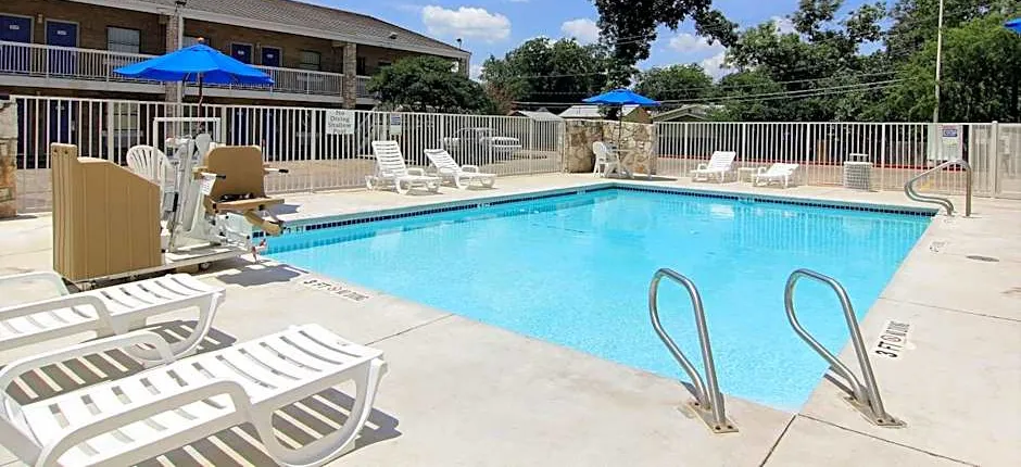 Motel 6 Austin, TX - Central Downtown UT