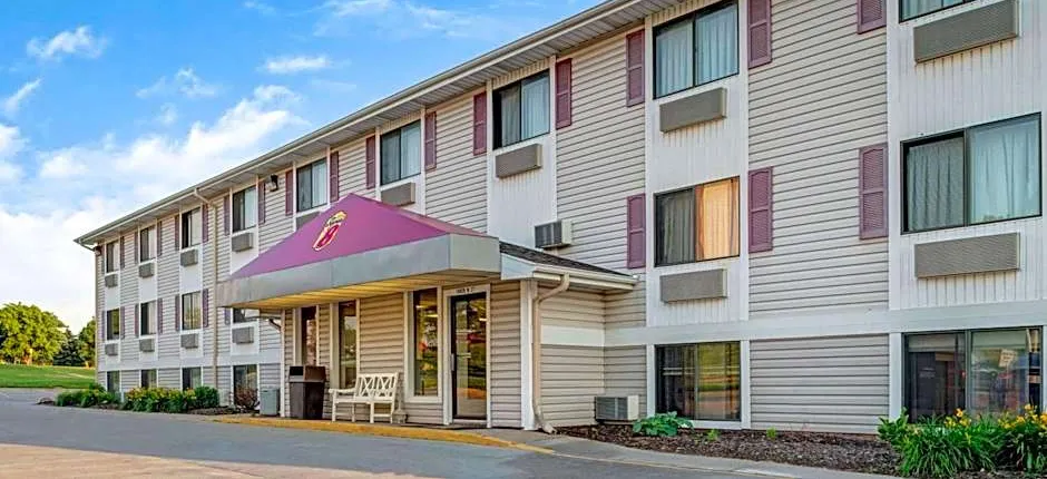 Super 8 by Wyndham Omaha I-80 West