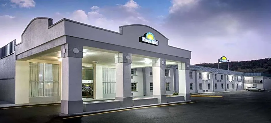 Days Inn by Wyndham Roanoke Near I-81