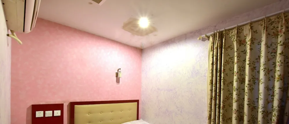 Old West Gate International Youth Hostel