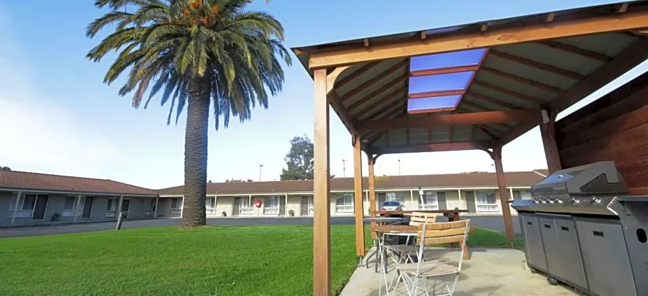 Golden Palms Motel
