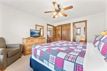 Nestled Inn Lodge 3 Bedroom Home by RedAwning