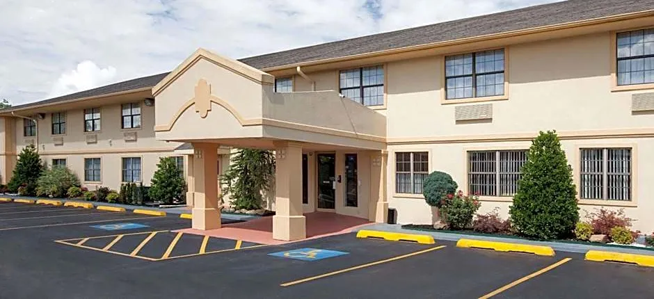 Super 8 by Wyndham Sulphur