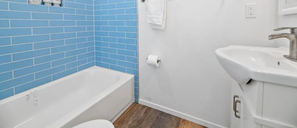 2230 - Blue Bear Lodge 6 Bedroom Hotel Room by Redawning