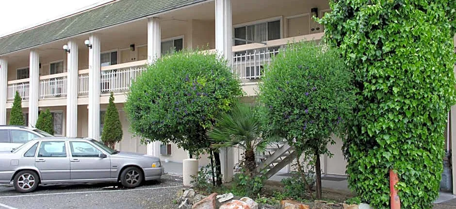 Caravelle Inn & Suites