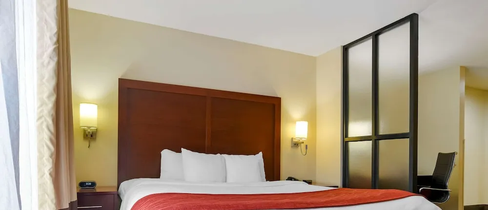 Comfort Suites Fultondale I-65 near I-22