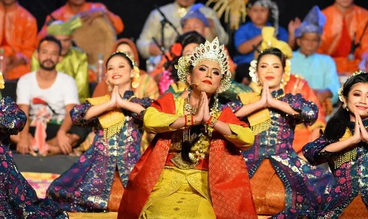 Learn Malaysian Traditional Dance and Costume Tour with Lunch