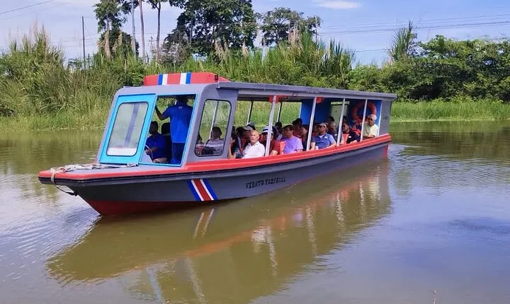 Transporting lemon to Tortuguero by boat
