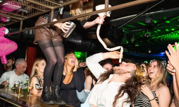 Amsterdam: City Centre Bar Crawl and Nightlife Experience
