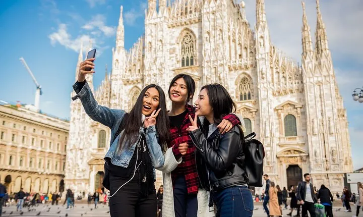 Highlights of Milano Private Walking Tour: Duomo, Castle & Gelato