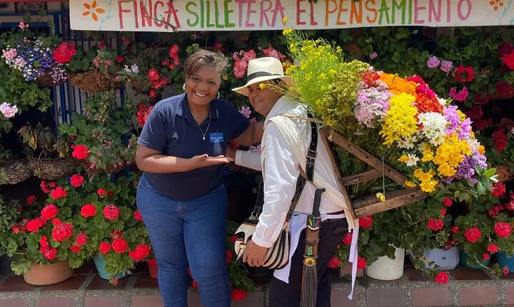 Experience of flowers, chair and ceramics in Pueblos de Antioquia